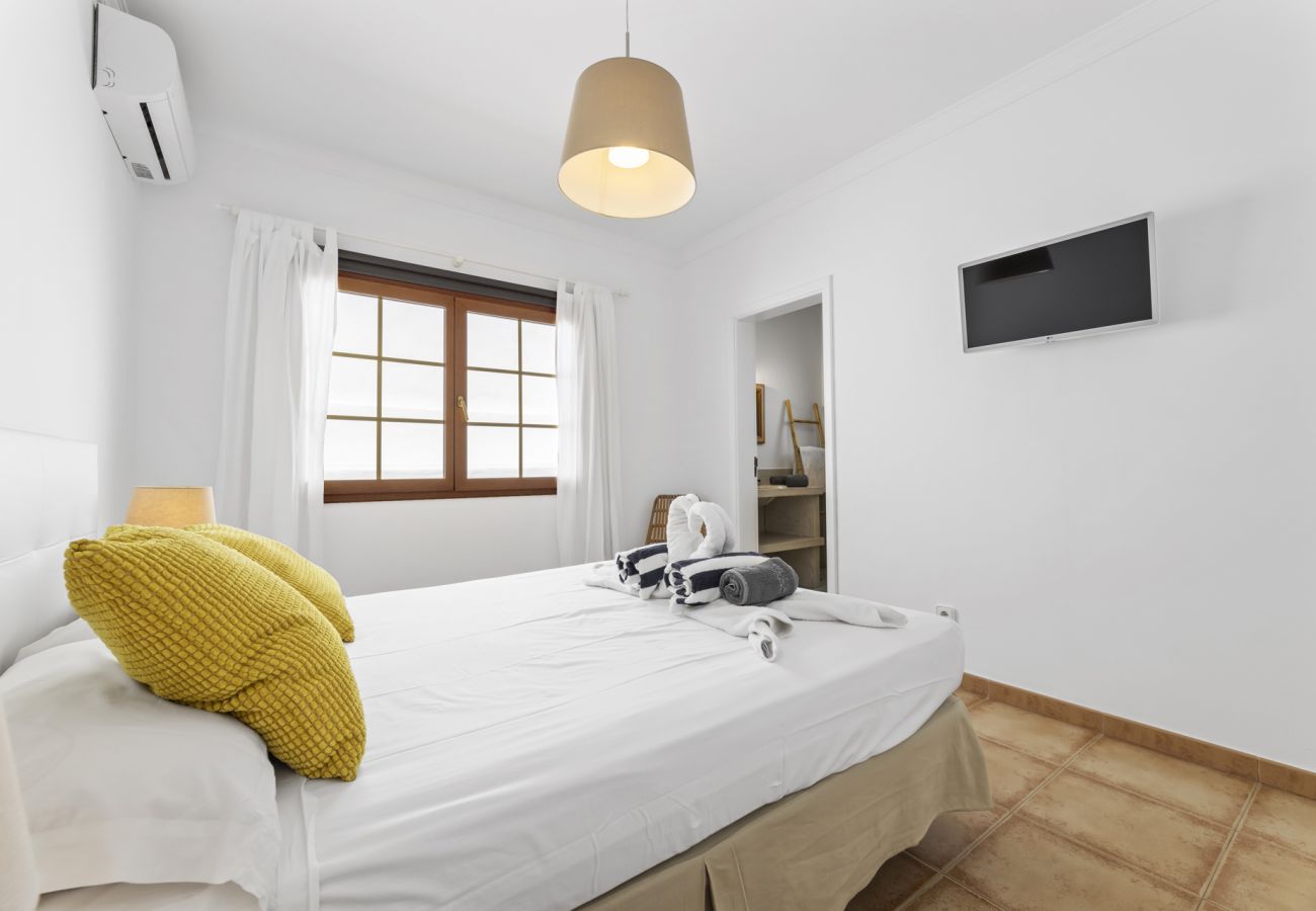 Villa in Tías - Villa 22; pool, sea views, air conditioning, up to six people. 