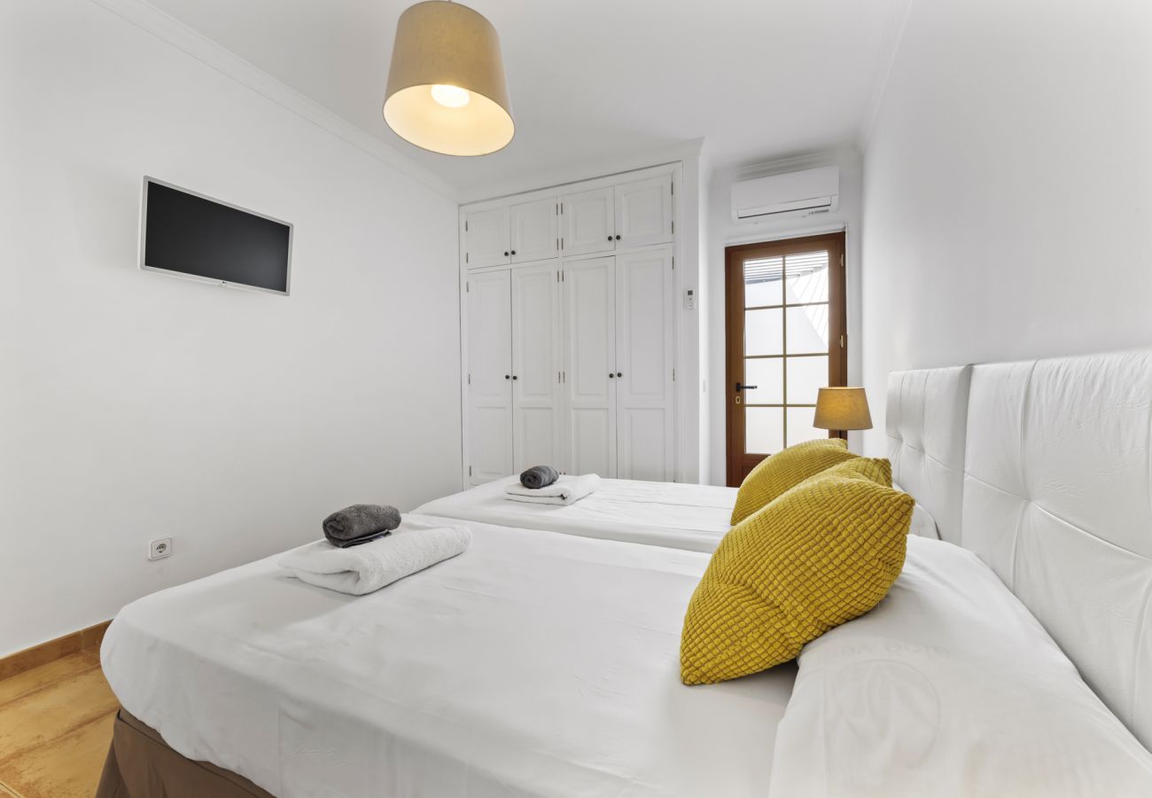 Villa in Tías - Villa 22; pool, sea views, air conditioning, up to six people. 