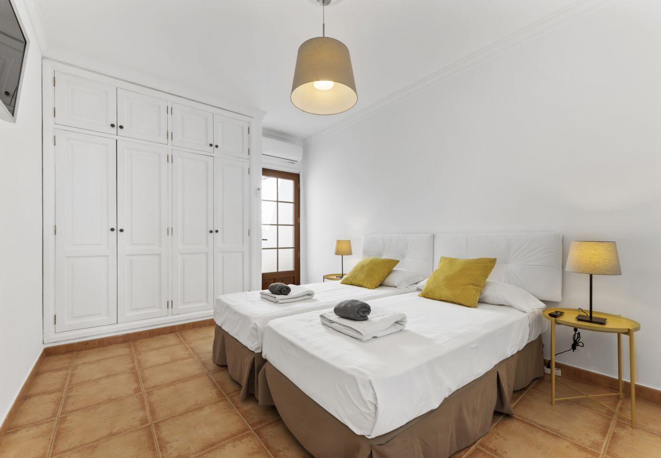 Villa in Tías - Villa 22; pool, sea views, air conditioning, up to six people. 