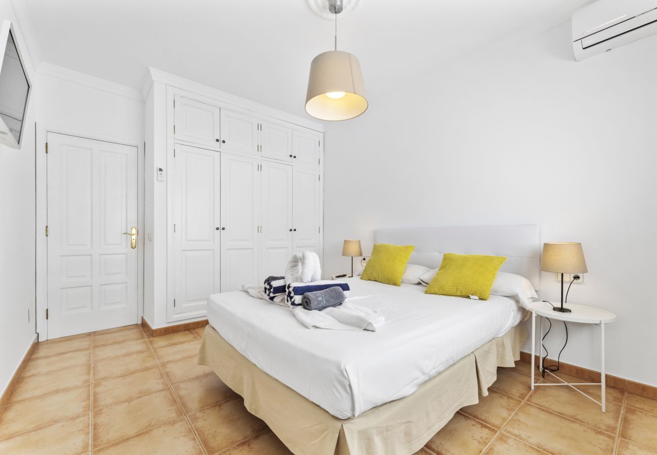 Villa in Tías - Villa 22; pool, sea views, air conditioning, up to six people. 