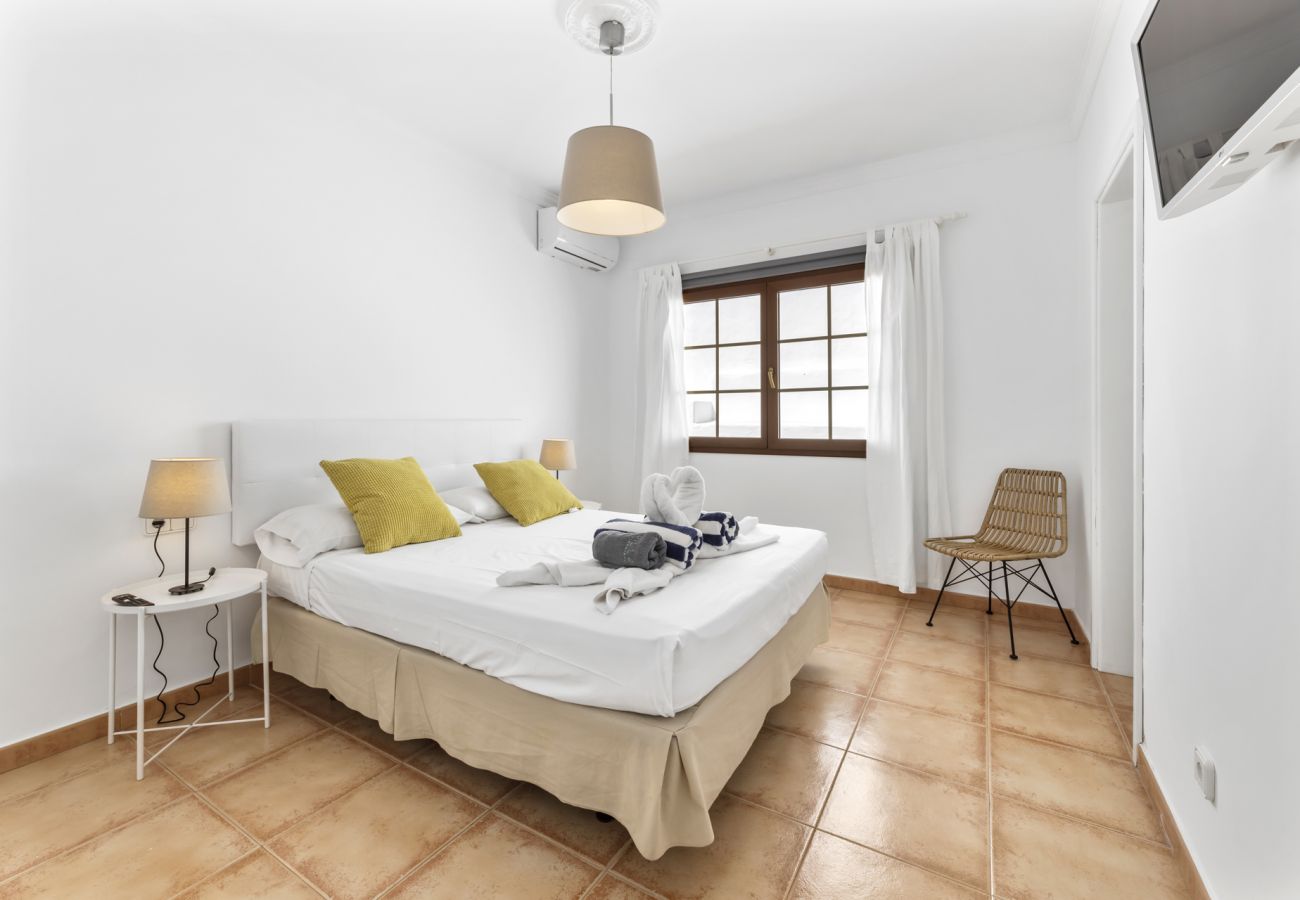 Villa in Tías - Villa 22; pool, sea views, air conditioning, up to six people. 