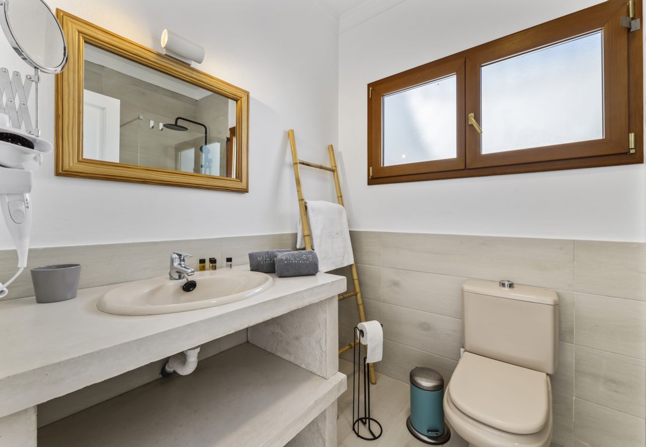 Villa in Tías - Villa 22; pool, sea views, air conditioning, up to six people. 