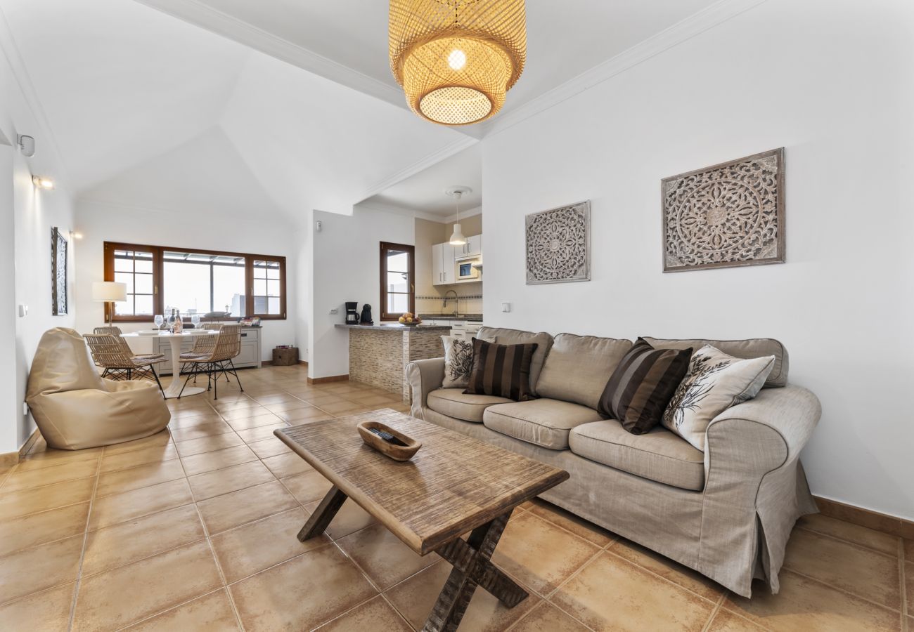 Villa in Tías - Villa 22; pool, sea views, air conditioning, up to six people. 
