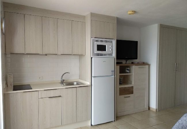Studio in Puerto del Carmen - ZOE; two beds, TV, WIFI, equipped kitchen, bathroom, swimming pool and solarium  Studio in Puerto del Carmen - ZOE; two beds, TV, WIFI, equipped kitchen, bathroom, swimming pool and solarium