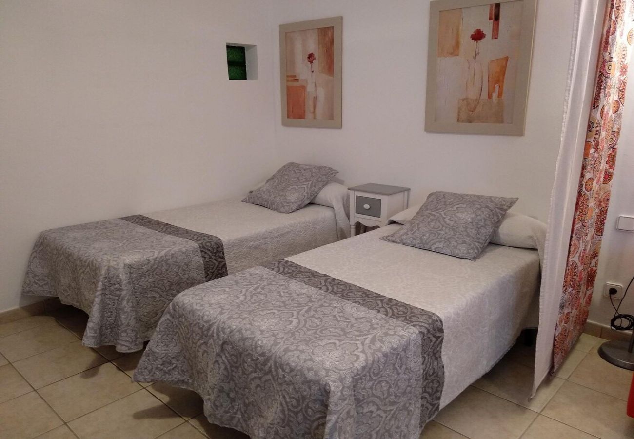 Studio in Puerto del Carmen - ZOE; two beds, TV, WIFI, equipped kitchen, bathroom, swimming pool and solarium 