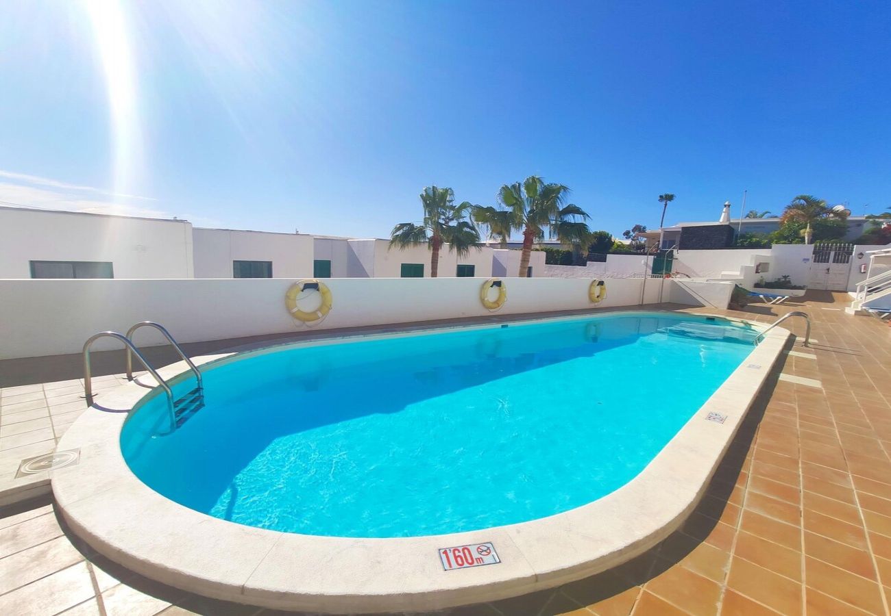 Studio in Puerto del Carmen - ZOE; two beds, TV, WIFI, equipped kitchen, bathroom, swimming pool and solarium 