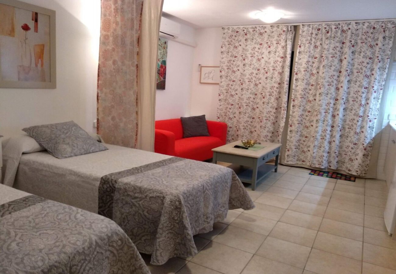 Studio in Puerto del Carmen - ZOE; two beds, TV, WIFI, equipped kitchen, bathroom, swimming pool and solarium 