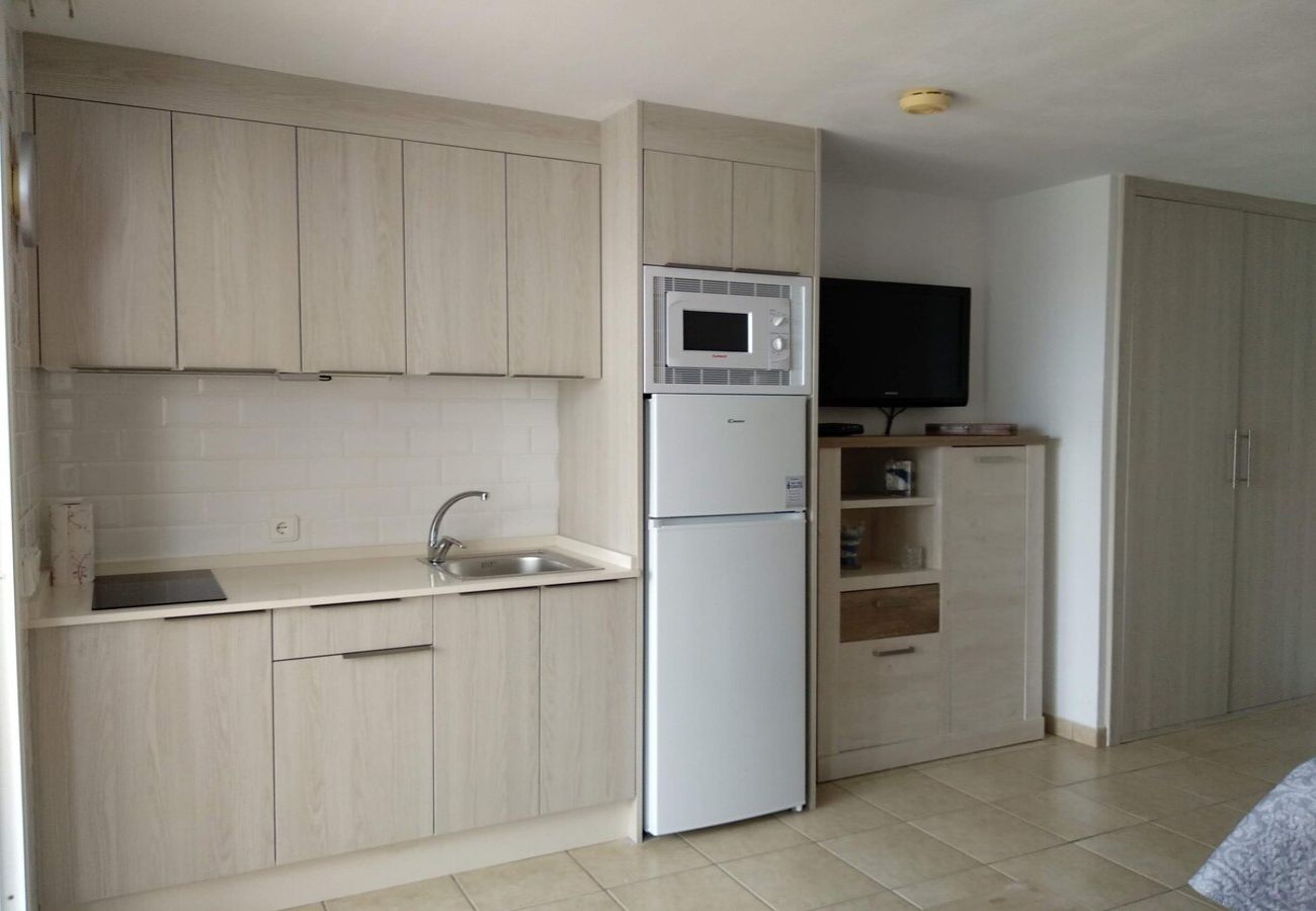 Studio in Puerto del Carmen - ZOE; two beds, TV, WIFI, equipped kitchen, bathroom, swimming pool and solarium 