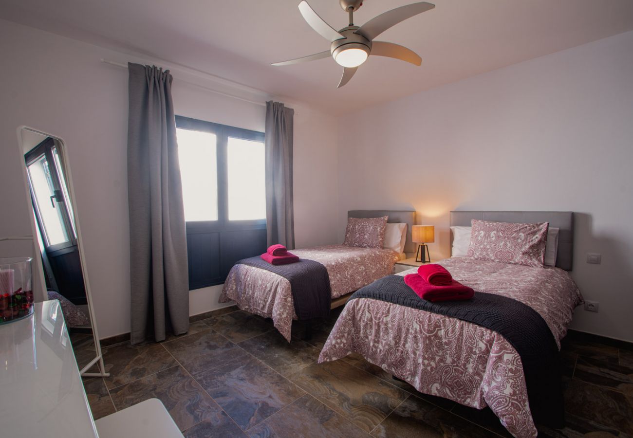 House in Playa Blanca - La niña bonita - poolside villa with sea views