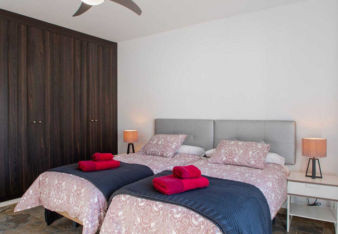House in Playa Blanca - La niña bonita - poolside villa with sea views