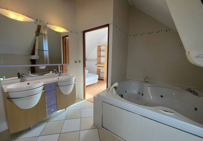 Villa in Teillé - L'Ecolière - Piscine - 14 pers. - Rêve au Mans Villa in Teillé - L'Ecolière - Piscine - 14 pers. - Rêve au Mans