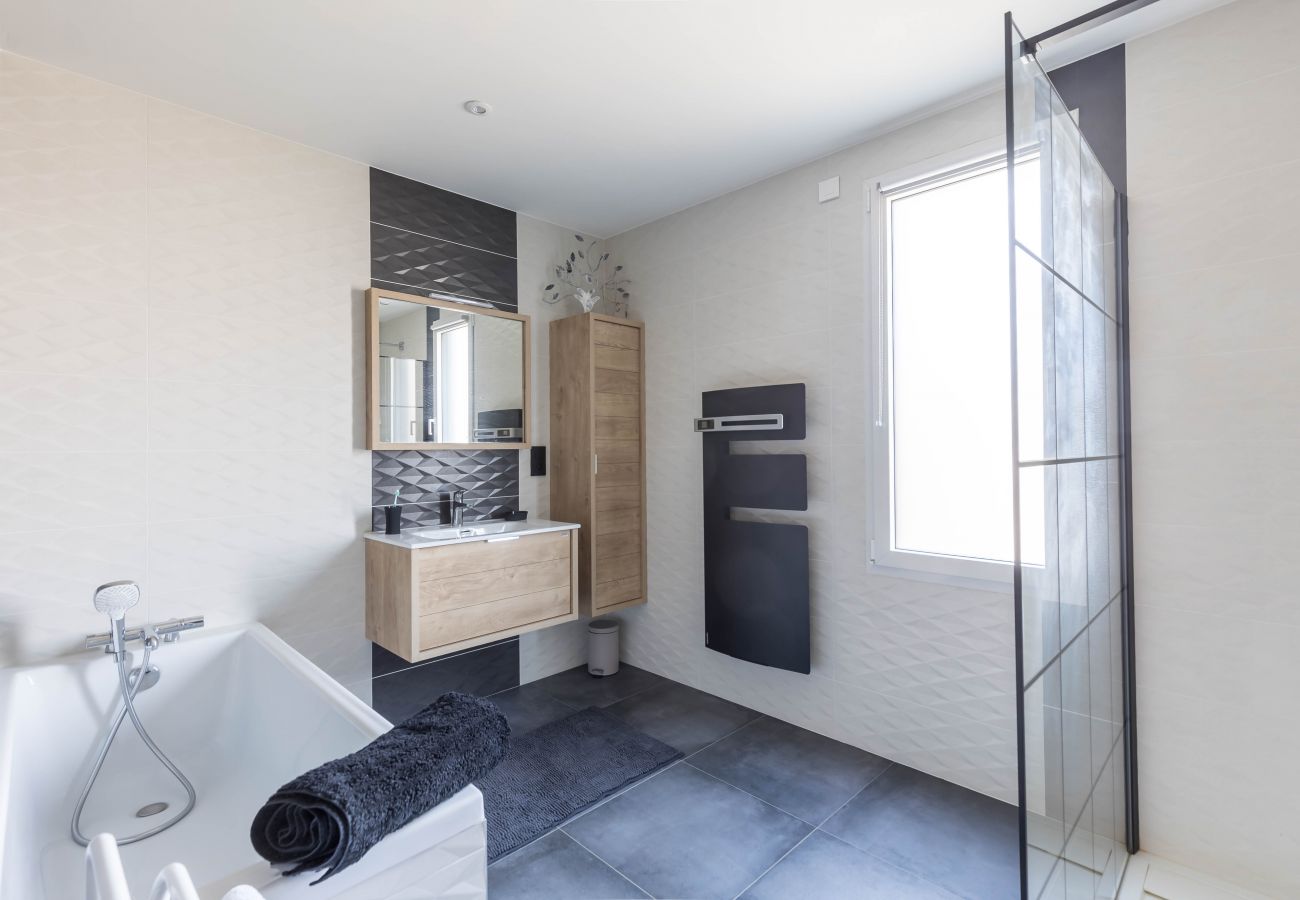 Villa in Saint-Corneille - Le Yucca Spa - Jacuzzi - 8p - Rêve au Mans 
