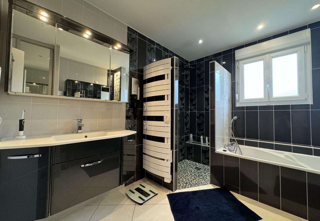 House in Saint-Gervais-en-Belin - La Villa des roses