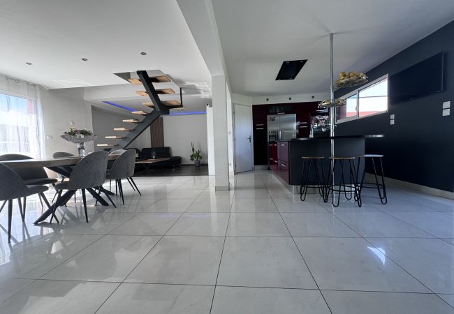 House in Saint-Mars-d´Outillé - Le QG des Bolides - 12 pers - Circuit - Rêve au Mans House in Saint-Mars-d´Outillé - Le QG des Bolides - 12 pers - Circuit - Rêve au Mans