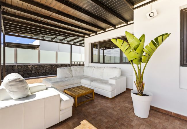 Villa à Tías - Villa 22; piscine, vue sur la mer, climatisation, jusqu'à six personnes.  Villa à Tías - Villa 22; piscine, vue sur la mer, climatisation, jusqu'à six personnes.
