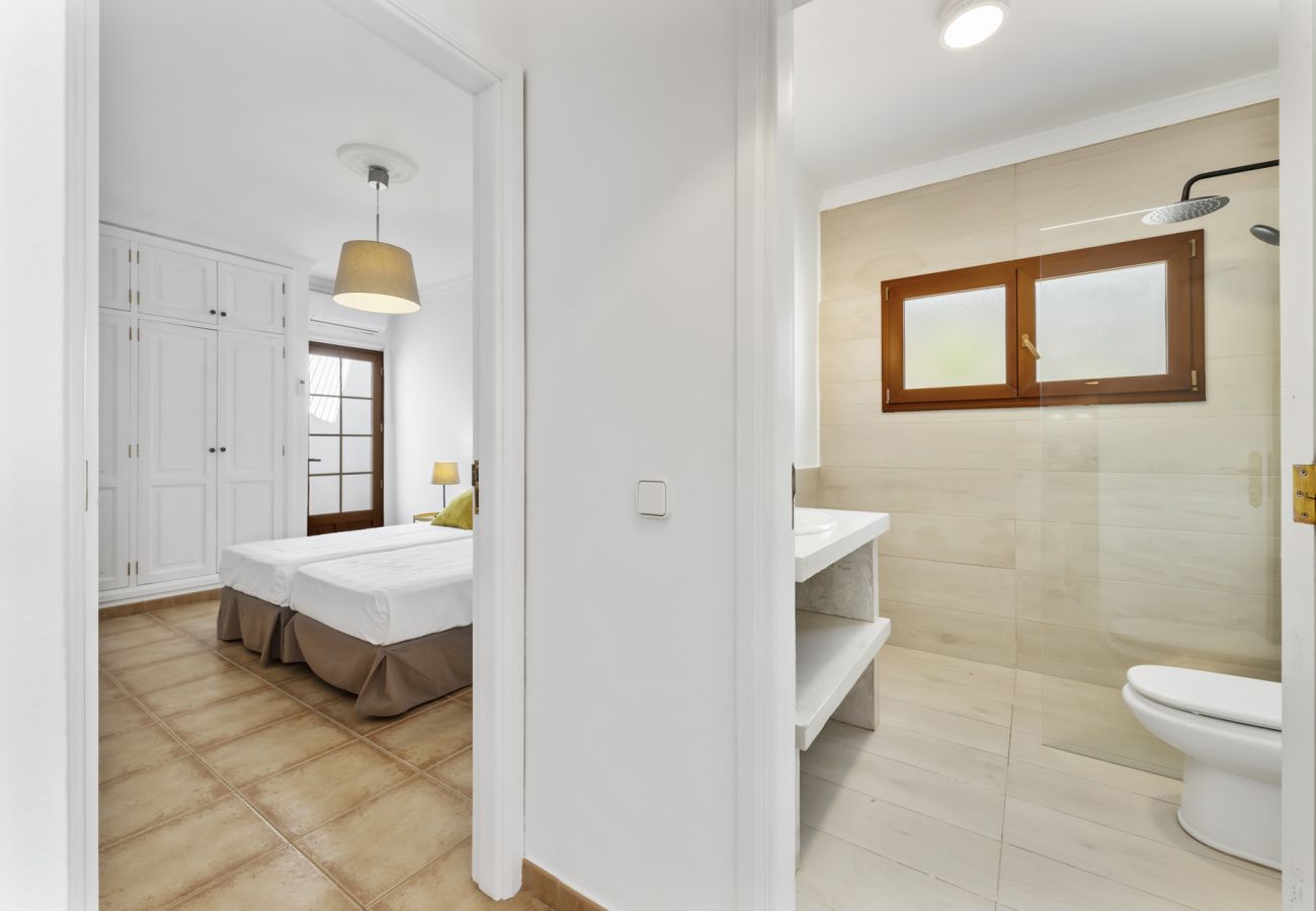 Villa à Tías - Villa 22; piscine, vue sur la mer, climatisation, jusqu'à six personnes. 