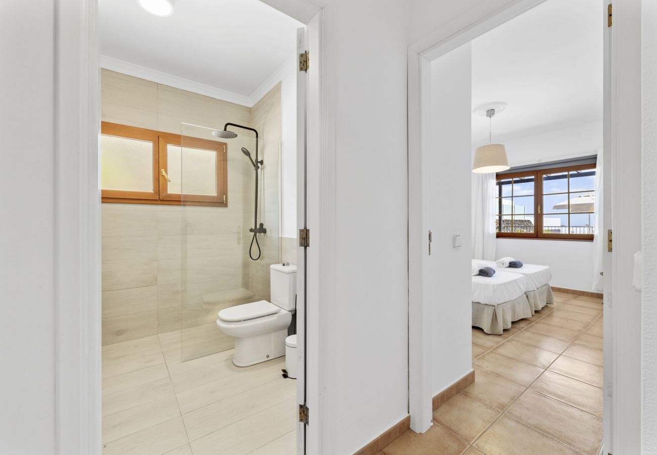 Villa à Tías - Villa 22; piscine, vue sur la mer, climatisation, jusqu'à six personnes. 