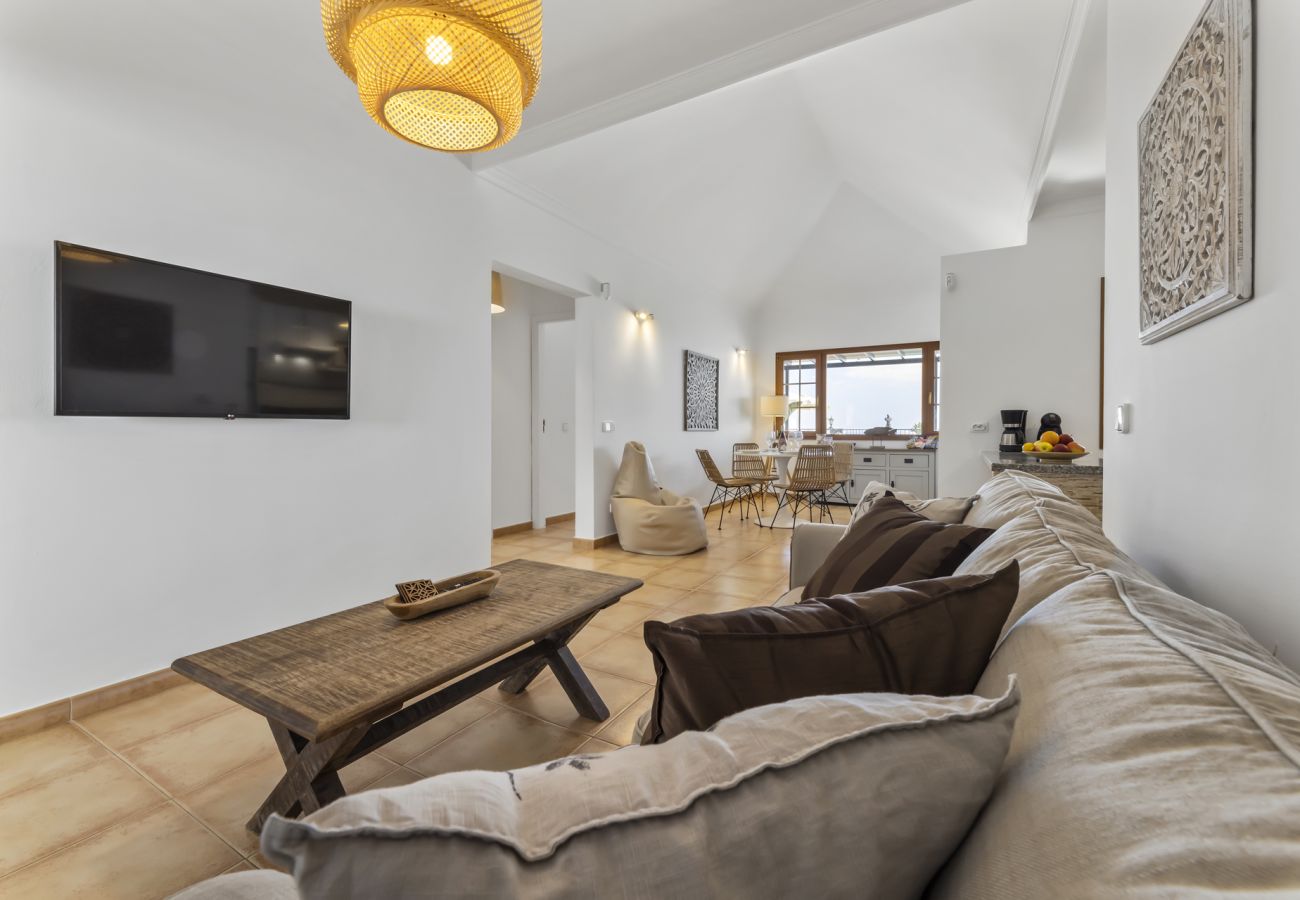 Villa à Tías - Villa 22; piscine, vue sur la mer, climatisation, jusqu'à six personnes. 
