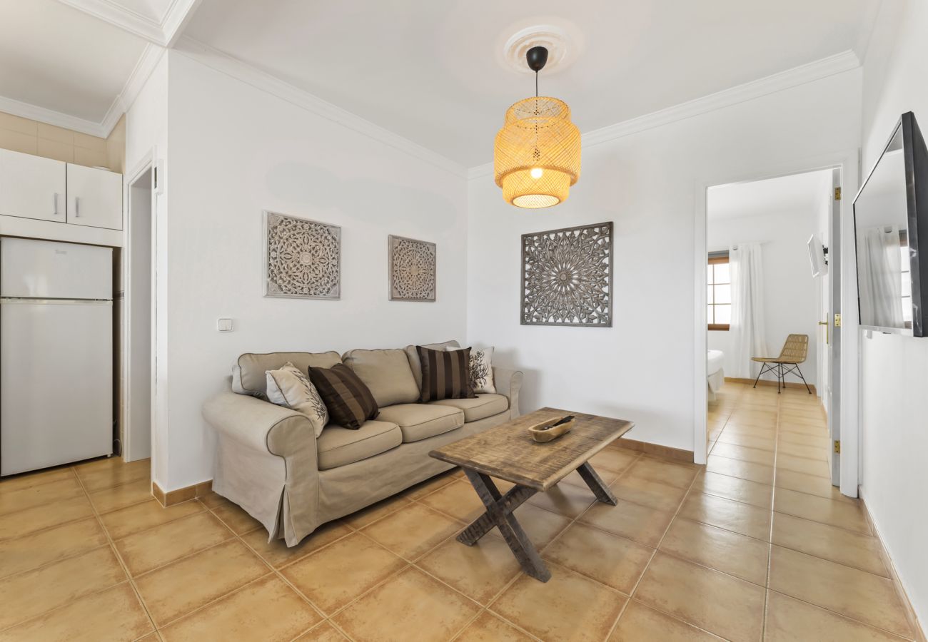 Villa à Tías - Villa 22; piscine, vue sur la mer, climatisation, jusqu'à six personnes. 