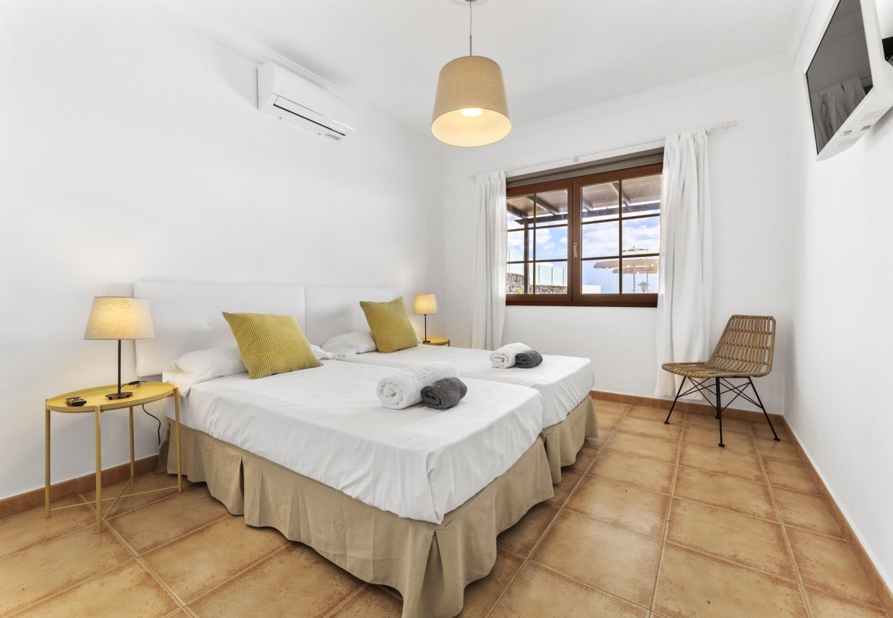 Villa à Tías - Villa 22; piscine, vue sur la mer, climatisation, jusqu'à six personnes. 