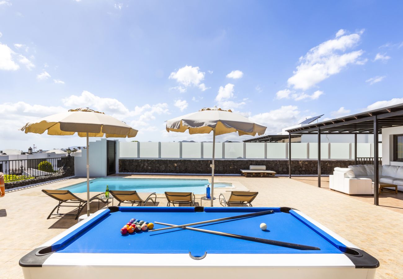 Villa à Tías - Villa 22; piscine, vue sur la mer, climatisation, jusqu'à six personnes. 