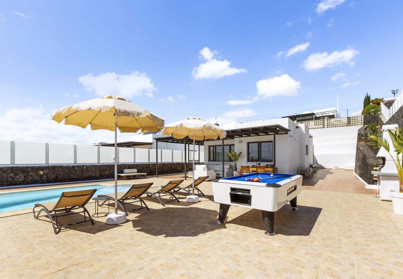 Villa à Tías - Villa 22; piscine, vue sur la mer, climatisation, jusqu'à six personnes. 