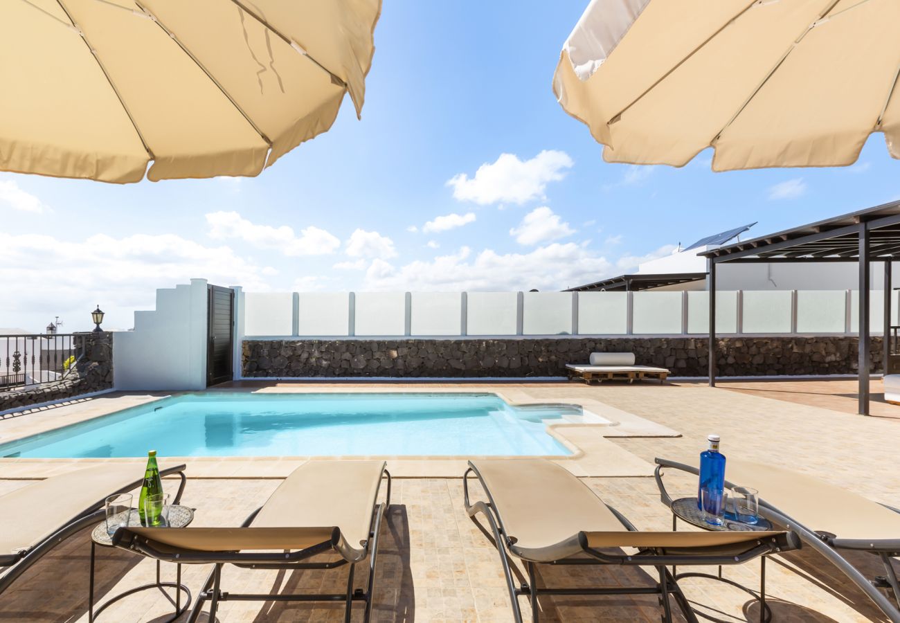 Villa à Tías - Villa 22; piscine, vue sur la mer, climatisation, jusqu'à six personnes. 