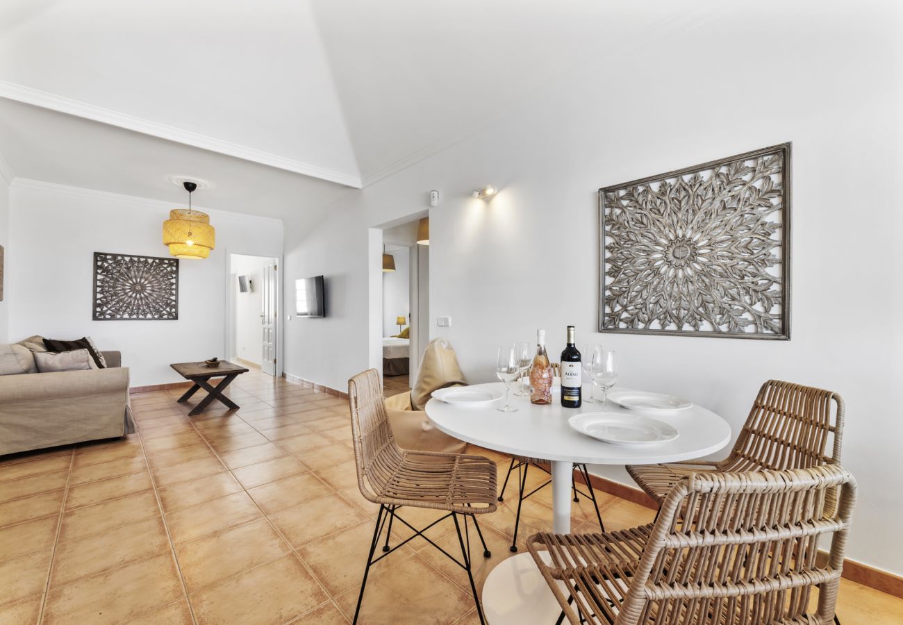 Villa à Tías - Villa 22; piscine, vue sur la mer, climatisation, jusqu'à six personnes. 