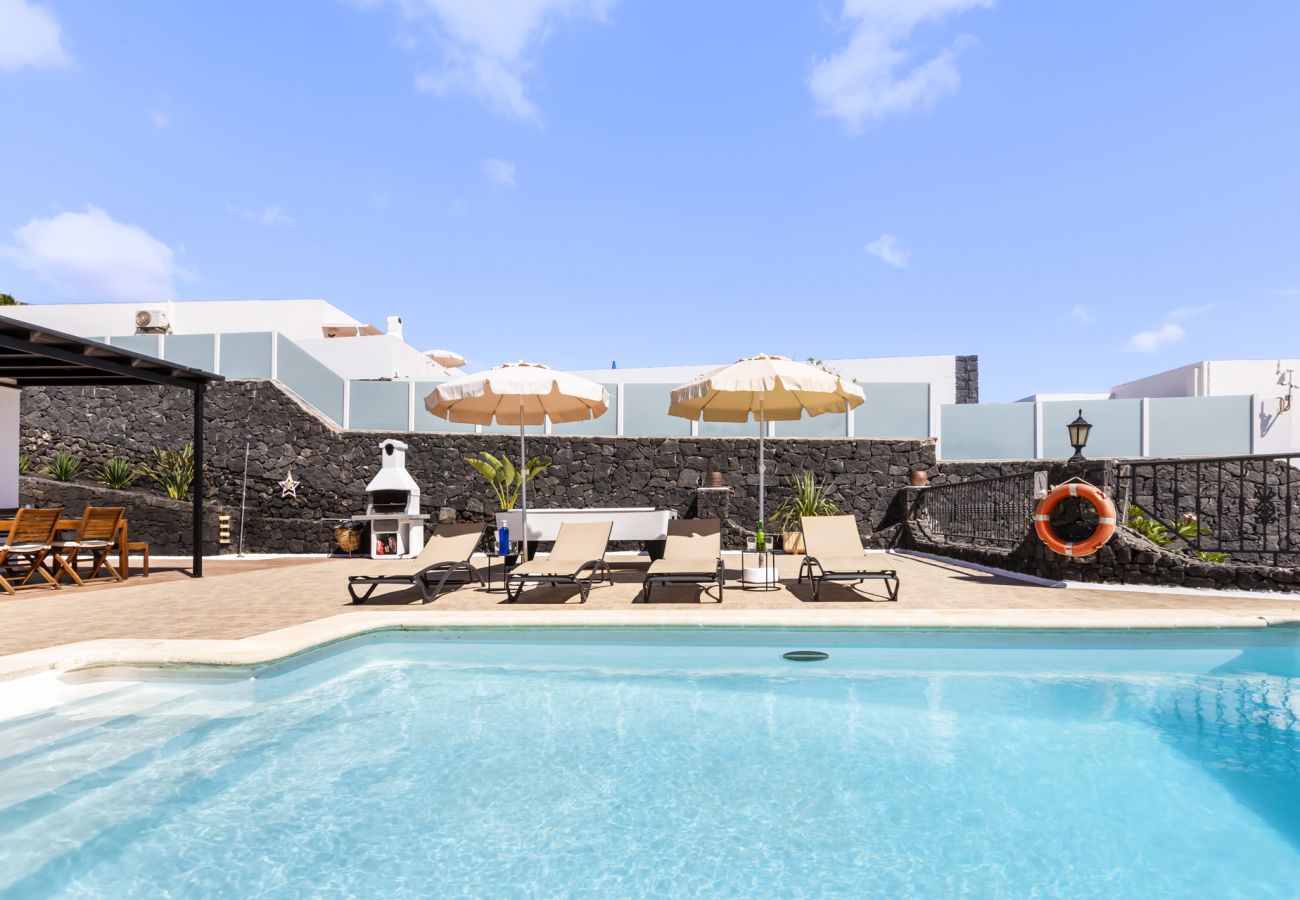 Villa à Tías - Villa 22; piscine, vue sur la mer, climatisation, jusqu'à six personnes. 