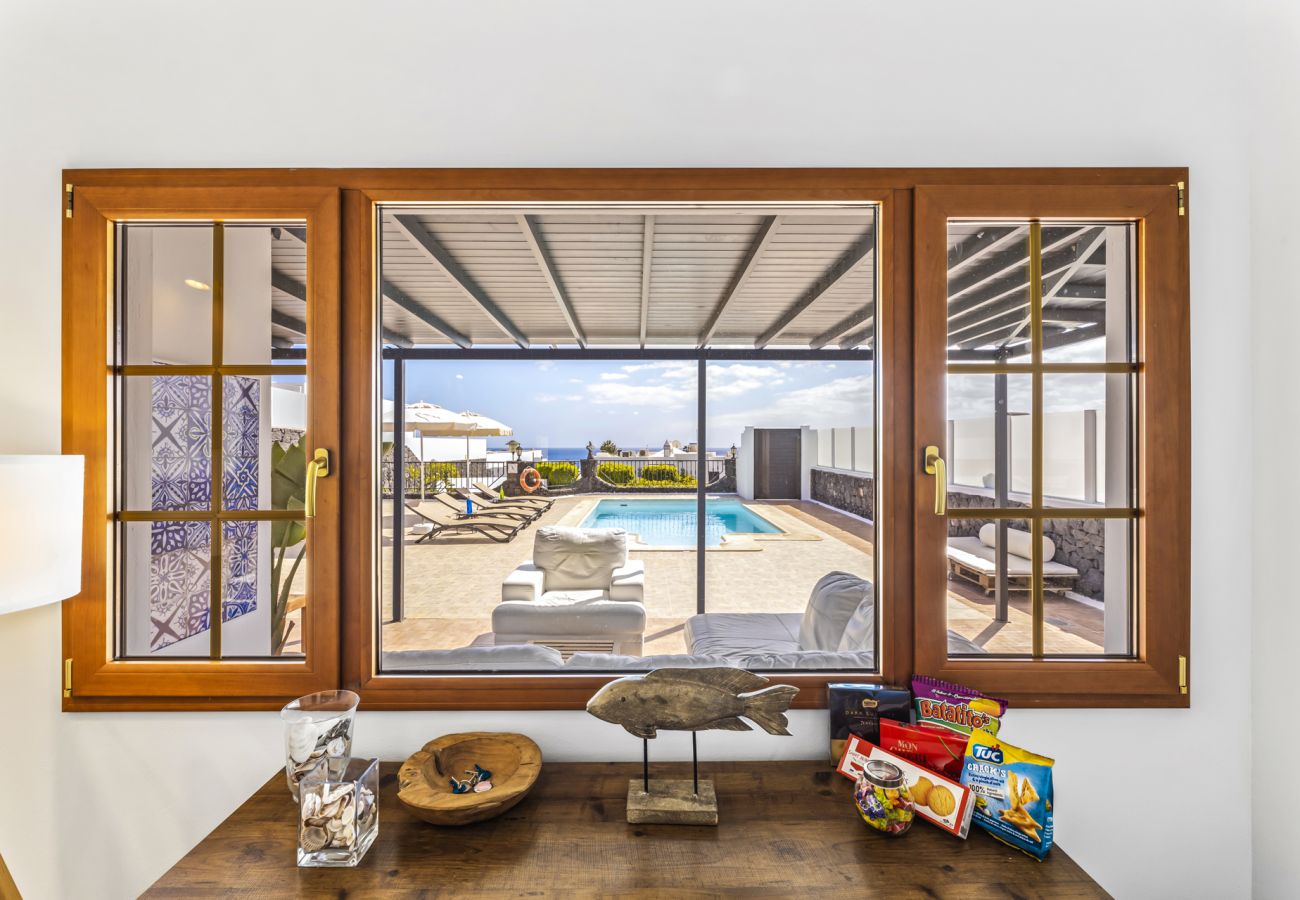 Villa à Tías - Villa 22; piscine, vue sur la mer, climatisation, jusqu'à six personnes. 