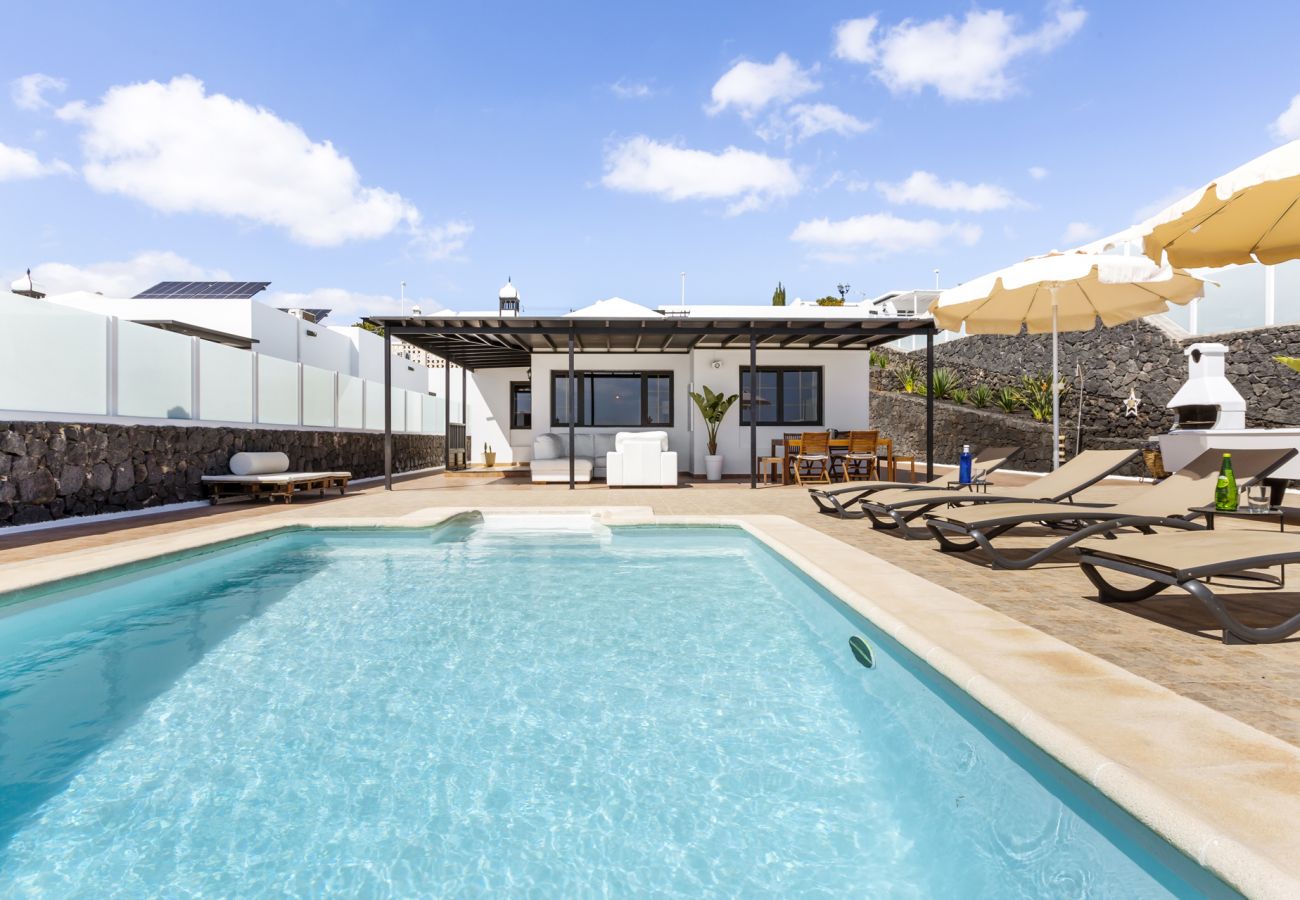 Villa à Tías - Villa 22; piscine, vue sur la mer, climatisation, jusqu'à six personnes. 