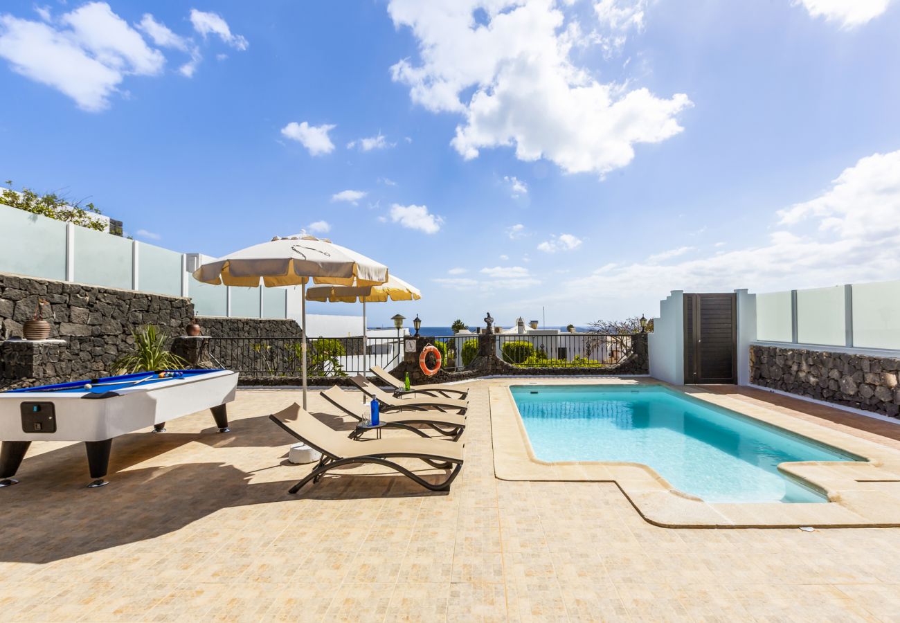 Villa à Tías - Villa 22; piscine, vue sur la mer, climatisation, jusqu'à six personnes. 