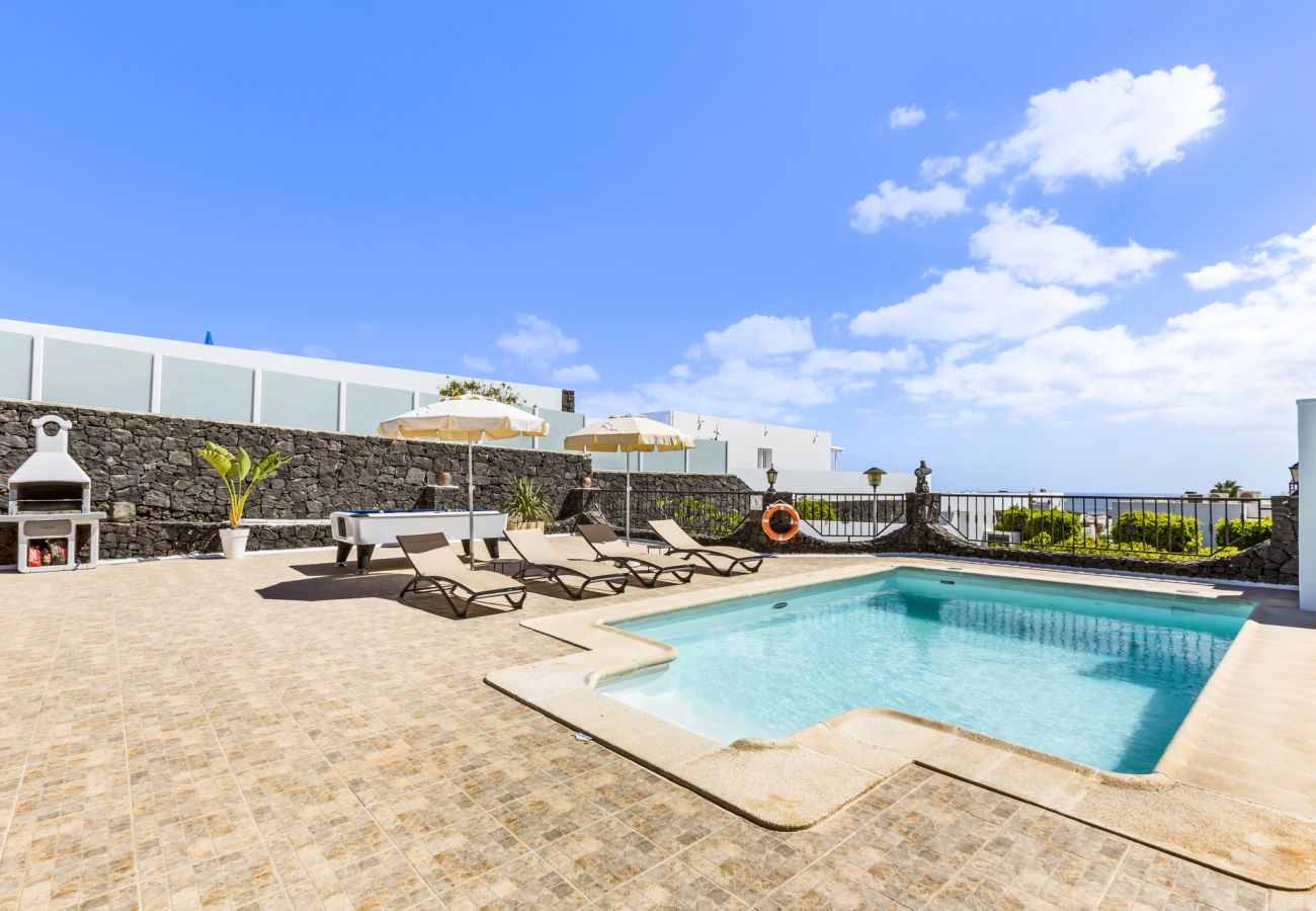Villa à Tías - Villa 22; piscine, vue sur la mer, climatisation, jusqu'à six personnes. 