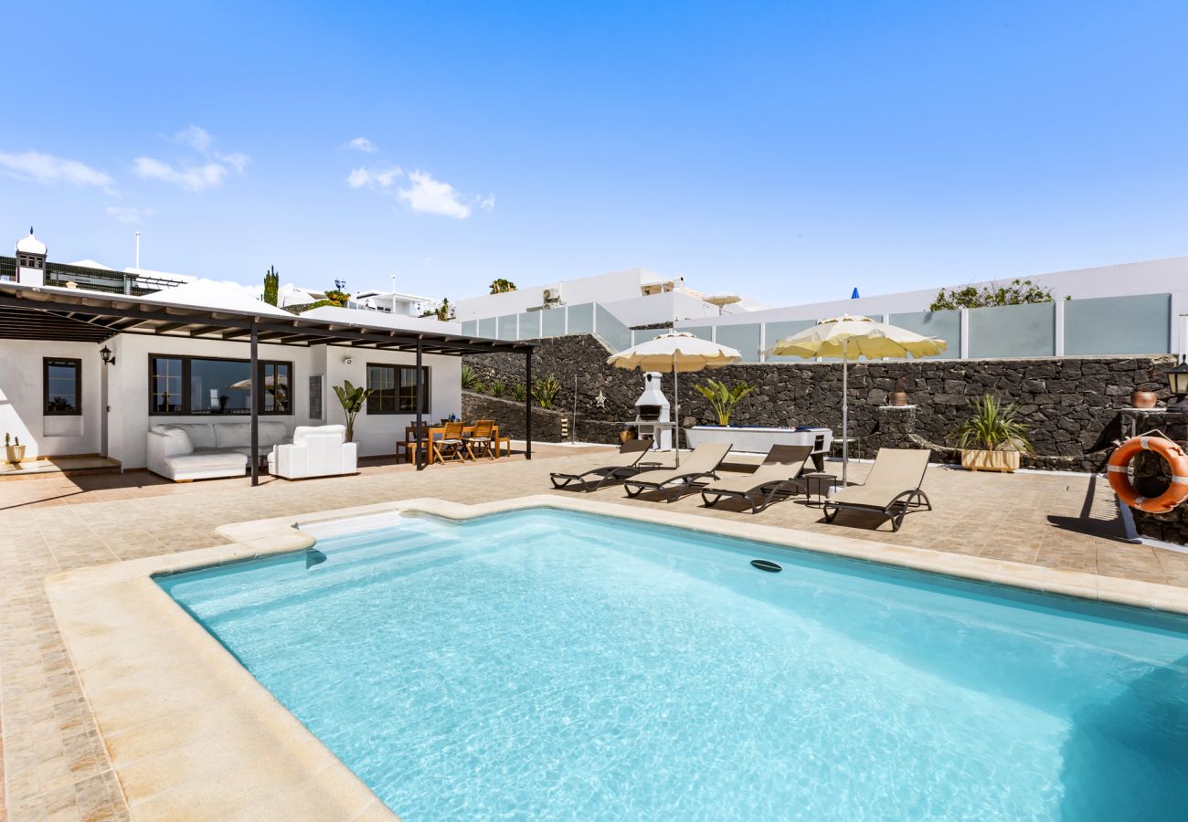 Villa à Tías - Villa 22; piscine, vue sur la mer, climatisation, jusqu'à six personnes. 