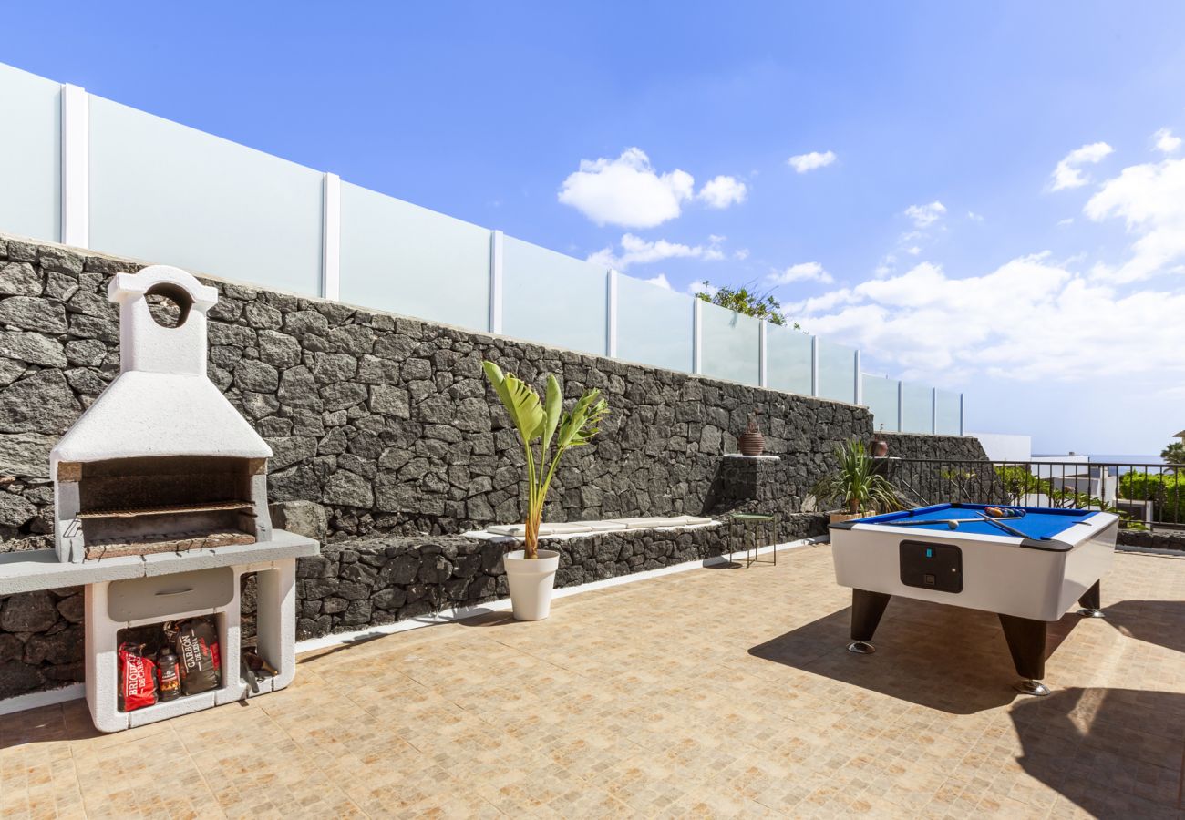Villa à Tías - Villa 22; piscine, vue sur la mer, climatisation, jusqu'à six personnes. 