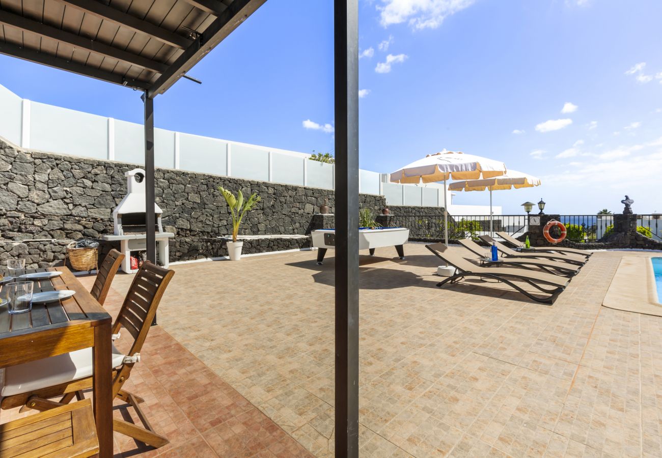 Villa à Tías - Villa 22; piscine, vue sur la mer, climatisation, jusqu'à six personnes. 