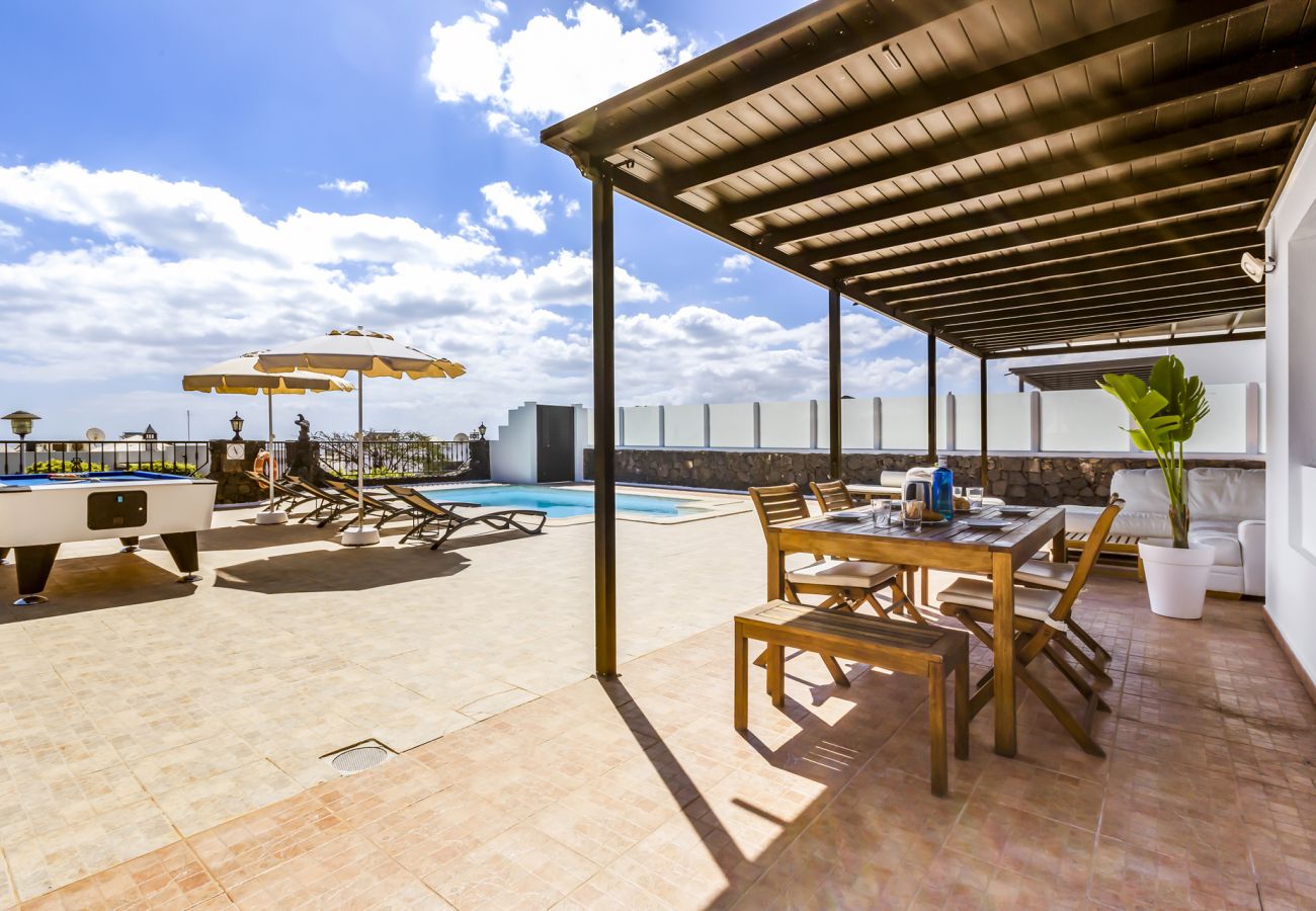 Villa à Tías - Villa 22; piscine, vue sur la mer, climatisation, jusqu'à six personnes. 