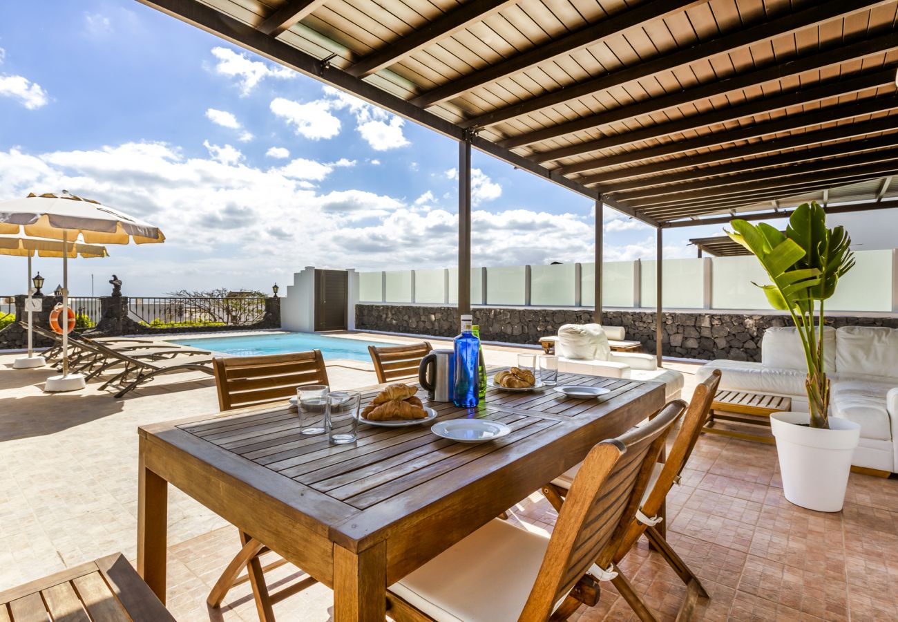 Villa à Tías - Villa 22; piscine, vue sur la mer, climatisation, jusqu'à six personnes. 