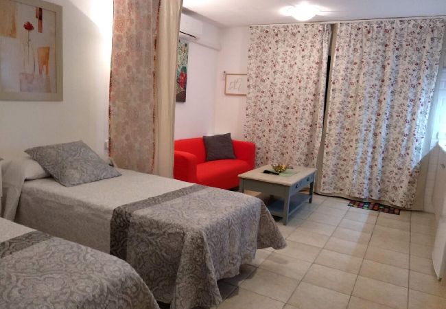 Studio à Puerto del Carmen - ZOE ; deux lits, TV, WIFI, cuisine équipée, salle de bain, piscine et solarium  Studio à Puerto del Carmen - ZOE ; deux lits, TV, WIFI, cuisine équipée, salle de bain, piscine et solarium