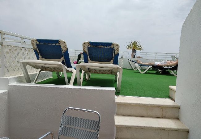 Studio à Puerto del Carmen - ZOE ; deux lits, TV, WIFI, cuisine équipée, salle de bain, piscine et solarium  Studio à Puerto del Carmen - ZOE ; deux lits, TV, WIFI, cuisine équipée, salle de bain, piscine et solarium