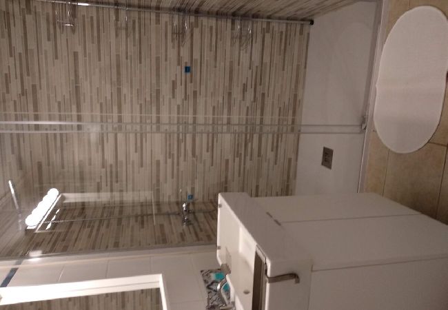 Studio à Puerto del Carmen - ZOE ; deux lits, TV, WIFI, cuisine équipée, salle de bain, piscine et solarium  Studio à Puerto del Carmen - ZOE ; deux lits, TV, WIFI, cuisine équipée, salle de bain, piscine et solarium