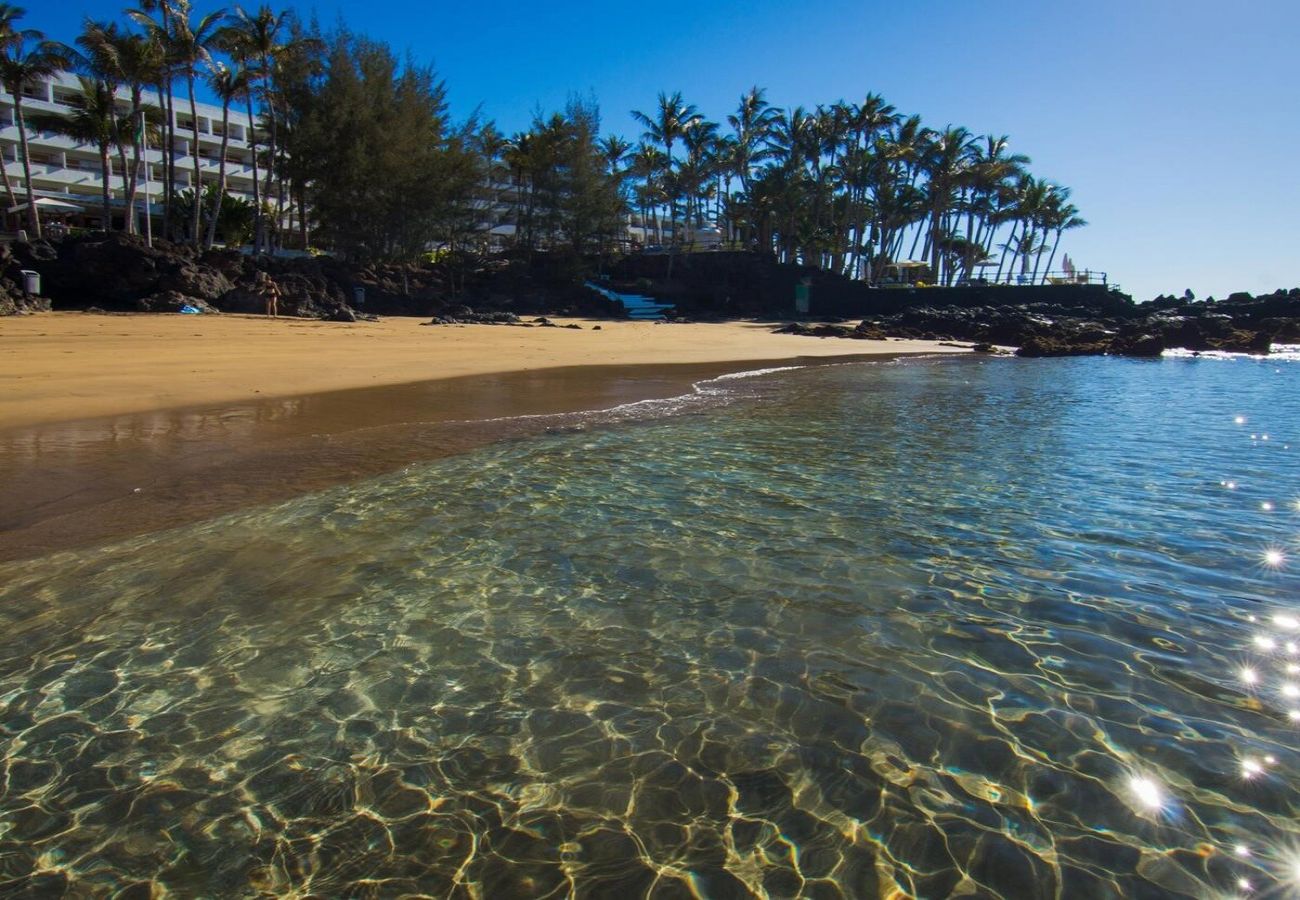 Studio à Puerto del Carmen - ZOE ; deux lits, TV, WIFI, cuisine équipée, salle de bain, piscine et solarium 