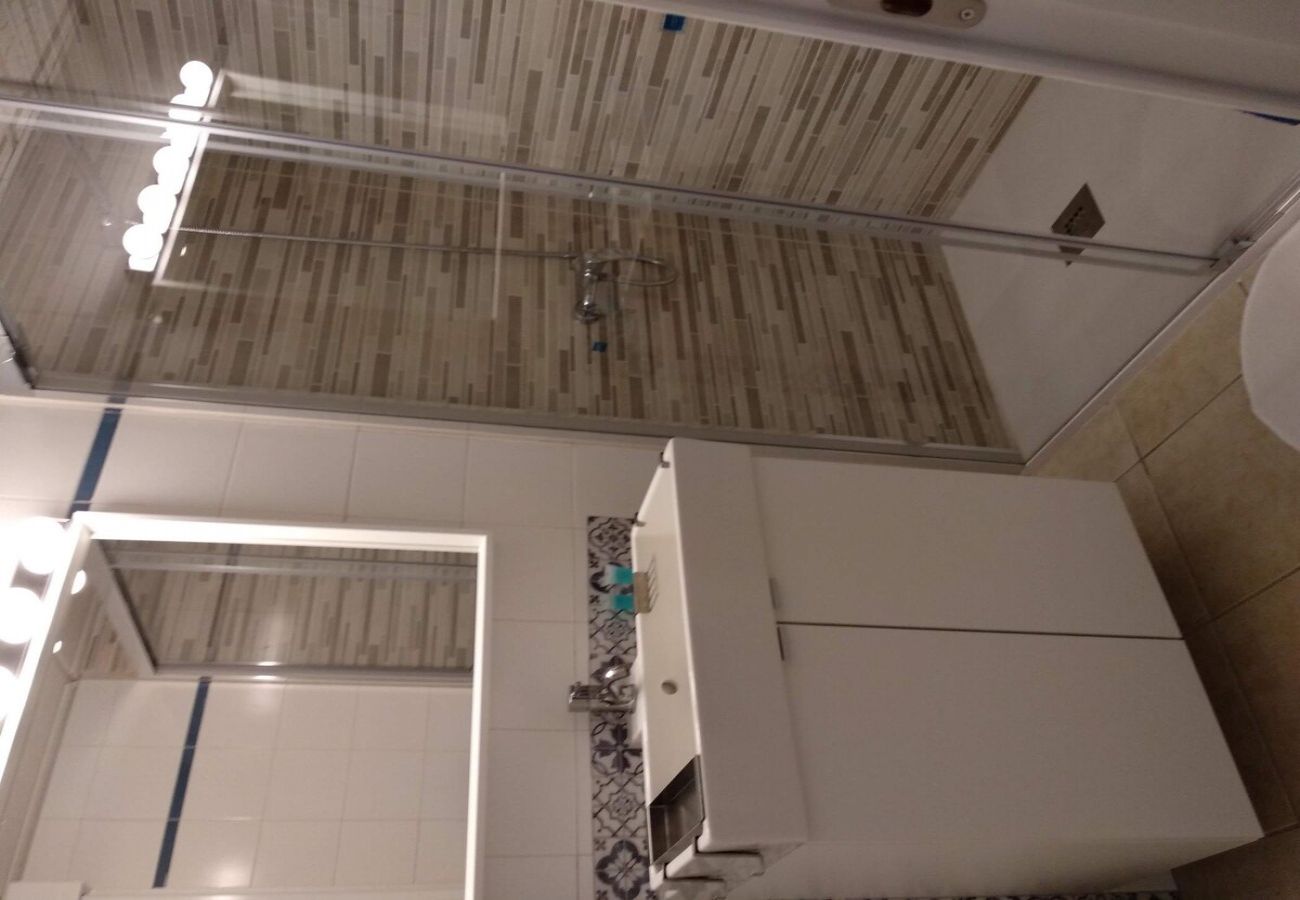 Studio à Puerto del Carmen - ZOE ; deux lits, TV, WIFI, cuisine équipée, salle de bain, piscine et solarium 