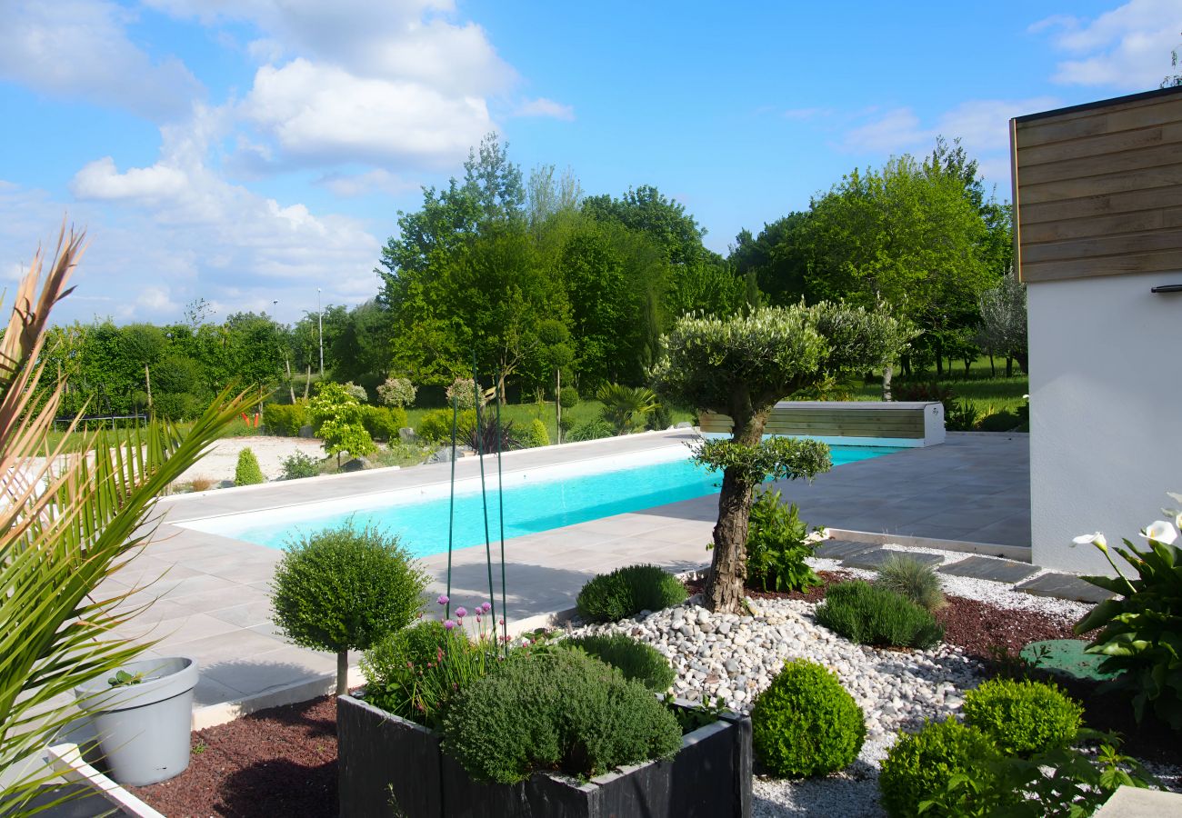 Piscine extérieure chauffée de la Villa L'Ecolière : un lieu de détente et de luxe inégalé pour des moments inoubliables