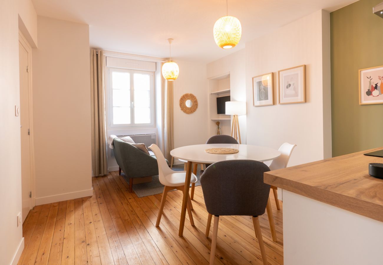 Vue sur le salon et la table à manger