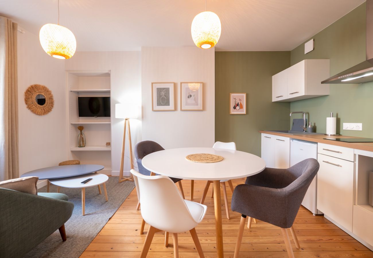 Espace repas et cuisine minimaliste