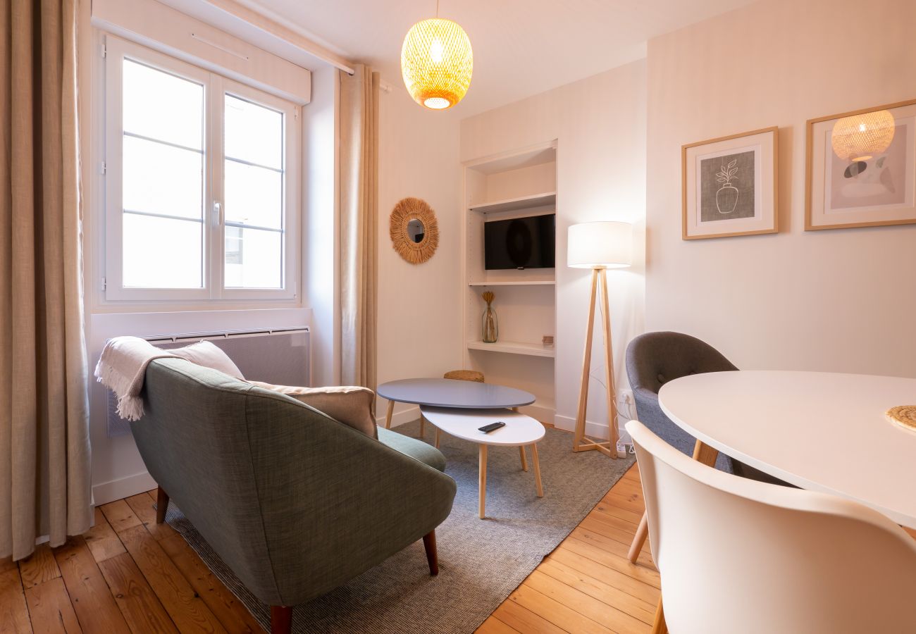 Salon moderne et confortable avec espace détente
