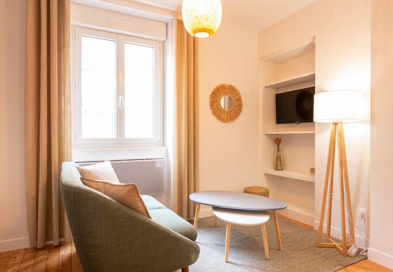 Espace salon avec table basse et TV