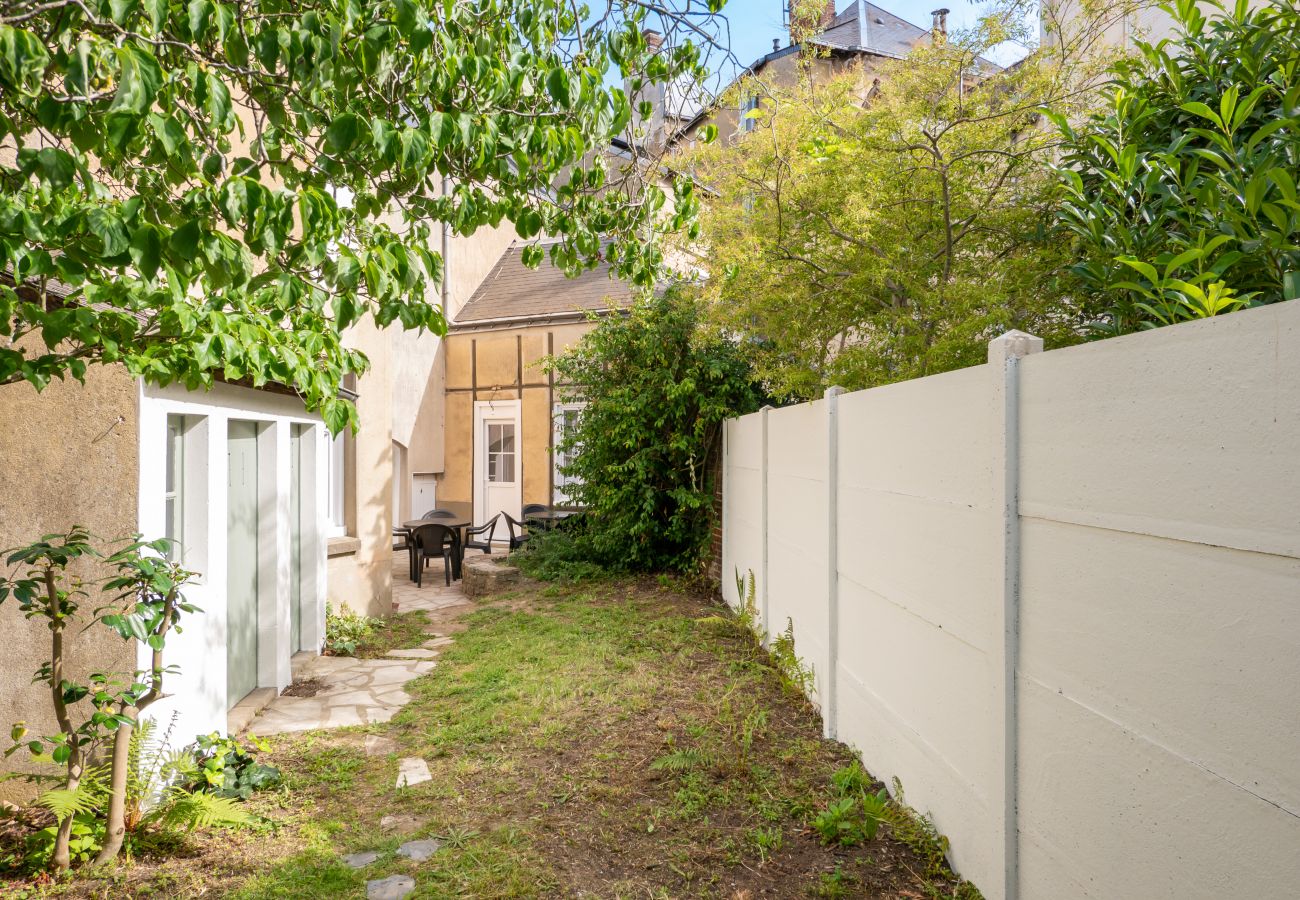 Partie jardin avec terrasse en arrière-plan