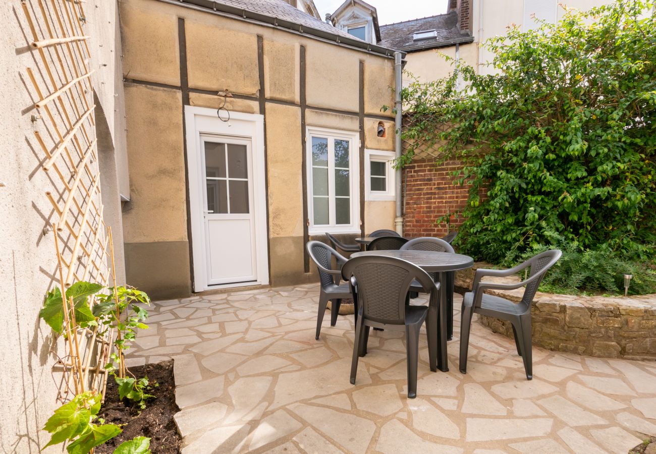 Terrasse avec table et chaises de jardin